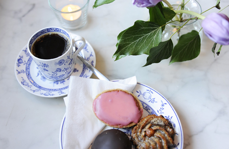 Uppdukat med kaffe och kakor i Kulturens café. Foto: Viveca Ohlsson/Kulturen