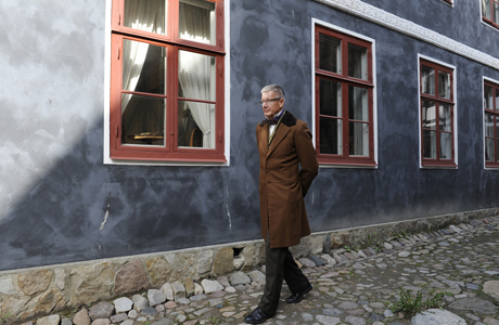 Intendent Anders Jansson i 1800-talskläder utanför Thomanderska gården. Foto: Viveca Ohlsson/Kulturen