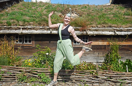 Findus (Malin Pehrsson) vill gärna ta med barnen på en runda på museeet. Foto: Emmeli Stenberg