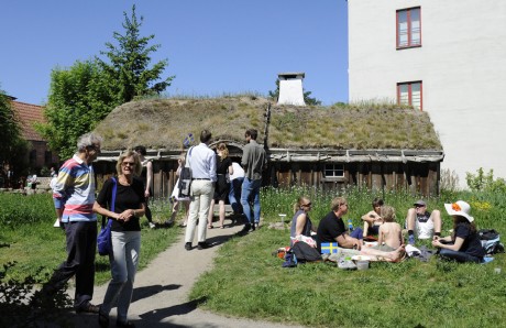 Picknick utanför Bosmålatorpet. Foto: Viveca Ohlsson/Kulturen