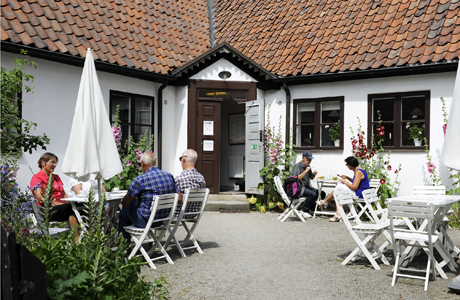 Caféts uteservering. Fler platser finns på baksidan och på gräsmattan intill. Foto: Viveca Ohlsson