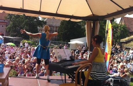Sara Edwardsson på scen, Allsång för barn, foto:Johanna Lisberg Jensen