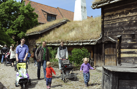 Besökare vid Blekingestugan på friluftsmuseet. Foto: Viveca Ohlsson/Kulturen