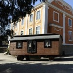 Romska vagnen dras in i friluftsmuseet med en traktor. När vagnen användes som bostad drogs den av hästar. Foto: Viveca Ohlsson/Kulturen Romska vagnen dras in i friluftsmuseet med en traktor. När vagnen användes som bostad drogs den av hästar. Foto: Viveca Ohlsson/Kulturen