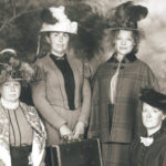 Kulturen-medarbetare i sekelskifteskläder. Fotot är taget i Fotoatelje Oscar Olsson under ett studiebesök på Jamtli Museum i Östersund och är här beskuret. Kulturen-medarbetare i sekelskifteskläder. Fotot är taget i Fotoatelje Oscar Olsson under ett studiebesök på Jamtli Museum i Östersund och är här beskuret.