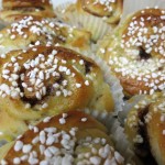 Nybakade kanelbullar till julgransplundringen. Foto: Kristina Bakran/Kulturen Nybakade kanelbullar till julgransplundringen. Foto: Kristina Bakran/Kulturen
