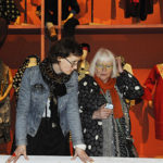 Utställningsproducent Anna Sanfridsson och Gudrun Sjödén framför väggen med provdocksparaden. Foto: Viveca Ohlsson/Kulturen Utställningsproducent Anna Sanfridsson och Gudrun Sjödén framför väggen med provdocksparaden. Foto: Viveca Ohlsson/Kulturen