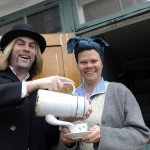 Pedagogerna Mats Larsson och Kristina Bakran framför Arbetarbostaden. Foto: Viveca Ohlsson, Kulturen. Pedagogerna Mats larsson och Kristina Bakran framför Arbetarbostaden. Foto: Viveca Ohlsson, Kulturen.