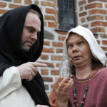 Pedagogerna Mats Larsson och Kristina Bakran verkar lukta på något starkt i medeltidsmiljö. Foto: Viveca Ohlsson/Kulturen Pedagogerna Mats Larsson och Kristina Bakran verkar lukta på något starkt i medeltidsmiljö. Foto: Viveca Ohlsson/Kulturen