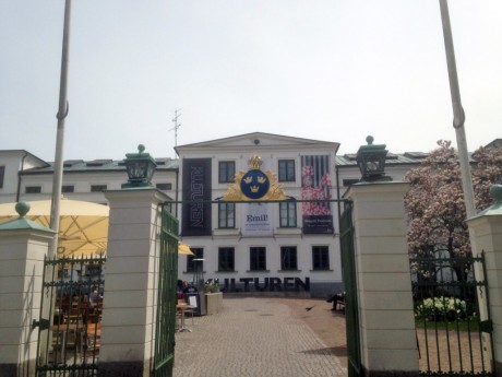 Lilla riksvapnet kröner 1700-talsgrindarna vid Kulturens entré. Grindarna har en gång suttit i muren som omgav Lundagård. Foto: Johan Hofvendahl/Kulturen