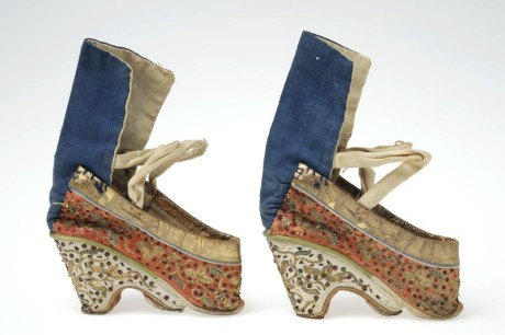 Kinesiska skor, KM 36914.1 i Kulturens samlingar. Foto: Viveca Ohlsson/Kulturen