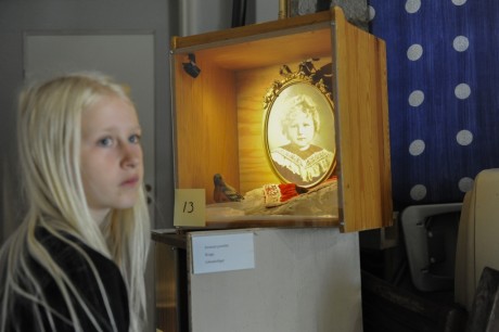 Elev från årskurs 4 utvärderar föremål från utställningen Vinden. Foto: Viveca Ohlsson/Kulturen