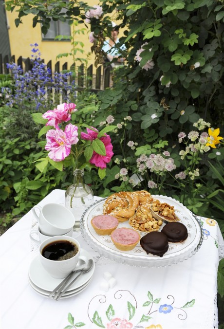 En sommardag är det härligt att fika på caféets utservering, bland blommor och blad. Foto: Viveca Ohlsson/Kulturen