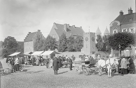 Mårtenstorget ca 1917. Firma Per Bagges fotosamling. Reproduktion: Universitetsbiblioteket, Lunds universitet.