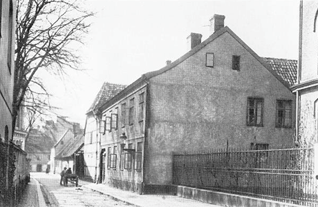 Så här såg det ut när Thomanderska huset stod kvar på sin ursprungliga plats på Paradisgatan i Lund. Foto ur Kulturens arkiv.