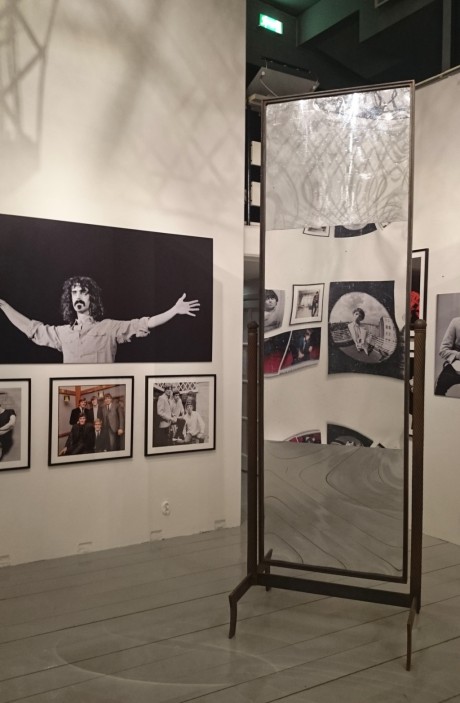 Spegelreflektioner i Textilhallen, där Bent Rejs rockbilder visas tillsammans med några av Tage Andersens konstobjekt.