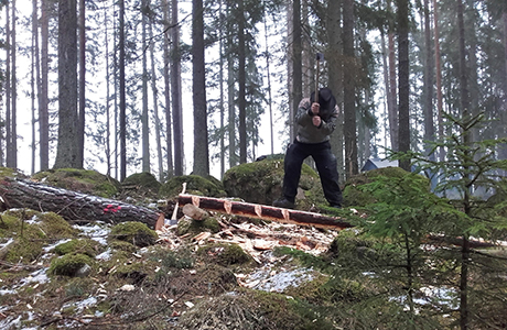 Timmermannen Olof Anderson i arbete i Kullaskogen.