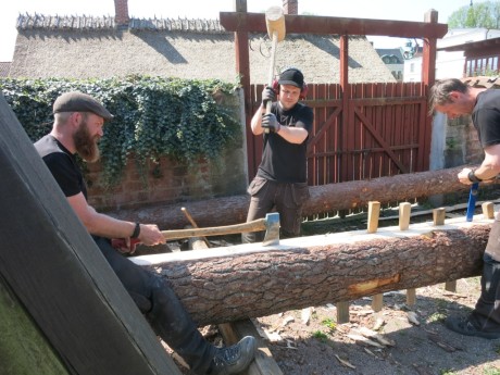 Timmermännen använder yxa, klubba och kilar för att klyva stocken. Foto: Gunilla Gardelin