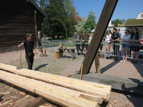 En intresserad publik fick se när stocken klövs i två bitar. Foto: Gunilla Gardelin