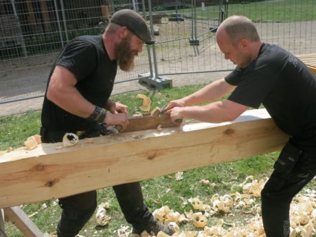  Timmermännen Olof Andersson och Kristoffer Frederiksen oxhyvlar lejd till Onsjöstugan.