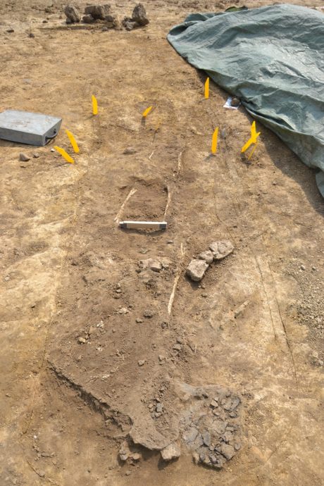 En av skelettgravarna med ett keramikkrus liggande i tusen bitar i väntan på upptagning. Foto: Kulturen
