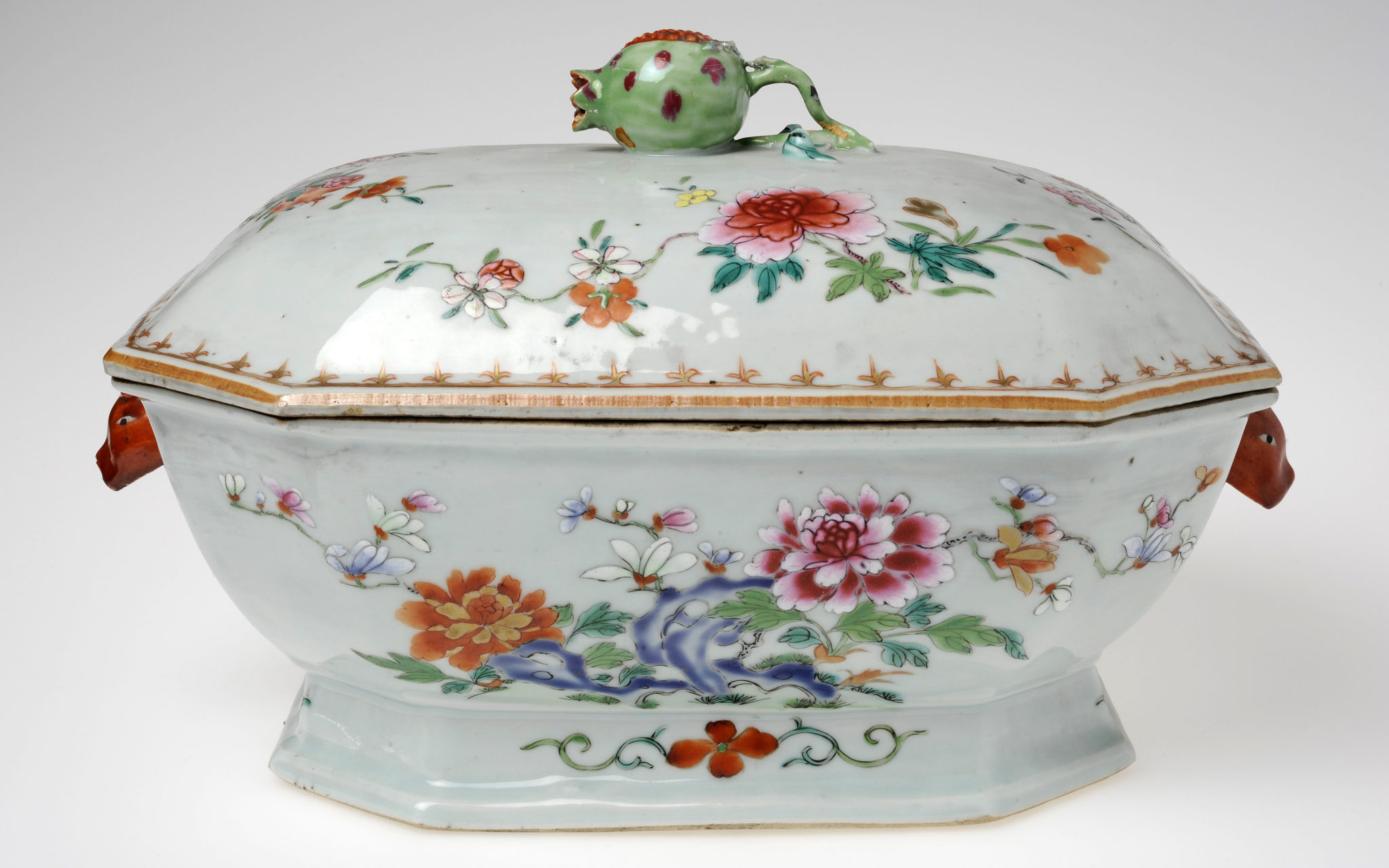 Porslinet var en eftertraktad handelsvara som de Ostindiska kompanierna tog till Europa tillsammans med te och sidentyger. Här en terrin av porslin tillverkad i Kina för export under Qingdynastin 1736-1795. Dekoren med den rosa färgen som målats över glasyr kallas famille rose.