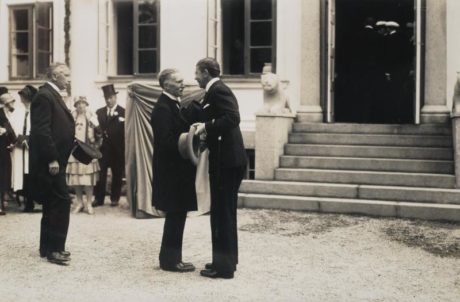 Invigningen av Vita huset, Kulturen, 10 augusti 1929. Kronprins Gustav Adolf skakar hand med intendent Georg Karlin, båda med hatten i hand. 