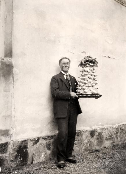 En glad Georg Karlin på 70-årsdagen den 29 april 1929, med spettkaka från Vävskolans elever.