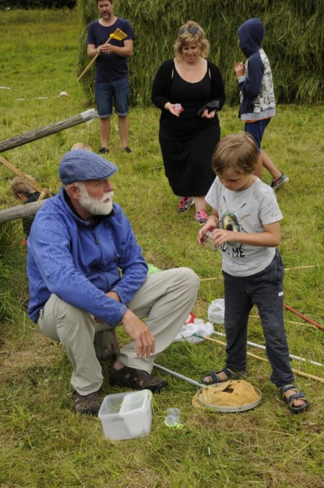 Barnen fick upptäcka spännande småkryp tillsammans med naturpedagog Hjalmar Dahm. Foto: Jesscia Ljung/Kulturen