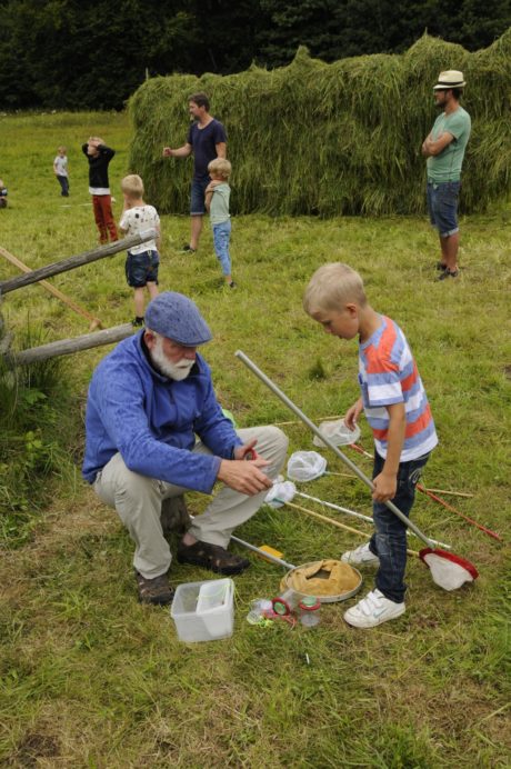 Barnen fick upptäcka spännande småkryp tillsammans med naturpedagog Hjalmar Dahm. Foto: Jesscia Ljung/Kulturen