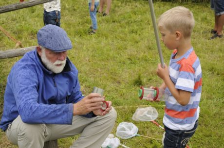 Barnen fick upptäcka spännande småkryp tillsammans med naturpedagog Hjalmar Dahm. Foto: Jesscia Ljung/Kulturen