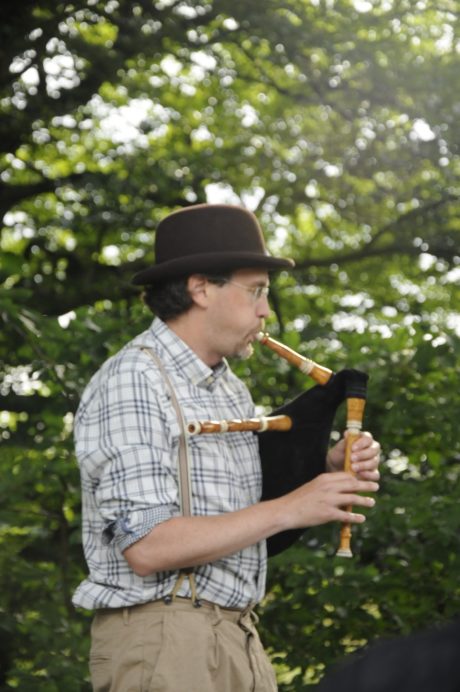 Folkmusikgruppen Dråm spelade vid Gamlegård. Foto: Jessica Ljung/Kulturen