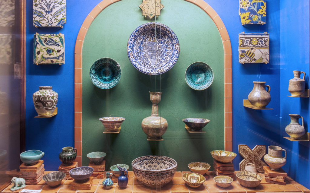 Monter med persisk keramik.