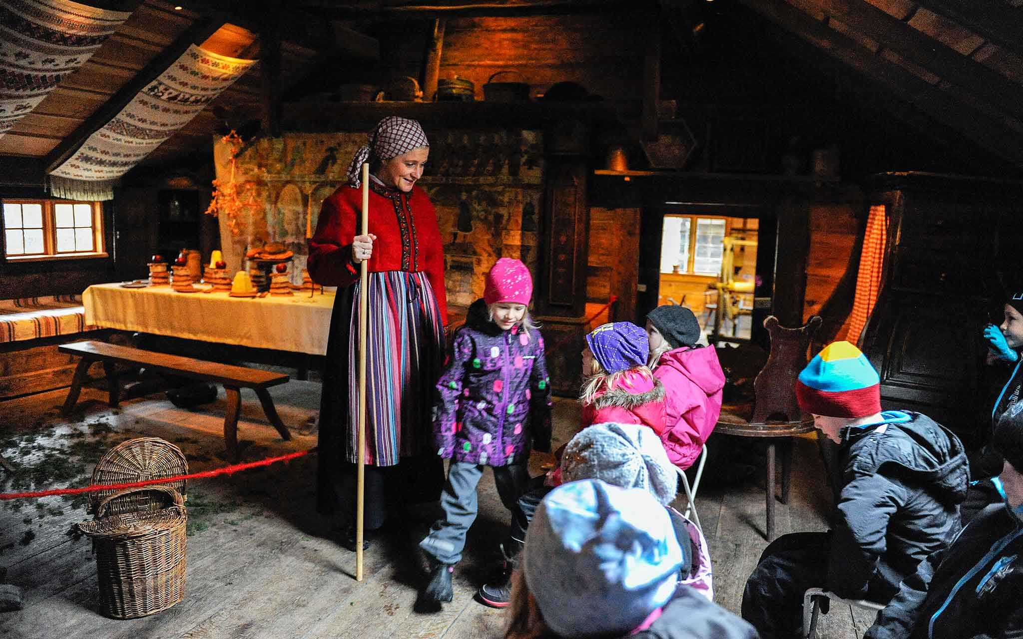 Pedagog Annika Mandahl har en julvisning i Blekingegården.