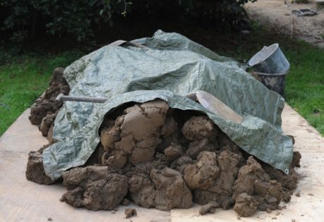 Leran som användes till de traditionella teknikerna och som lades in i ”undantaget” var tagen ur en gammal lertäkt vid Alriksgården. Den hade sedan ältats i en tvångsblandare och magrats med naturgrus. Foto: Viveca Ohlsson/Kulturen