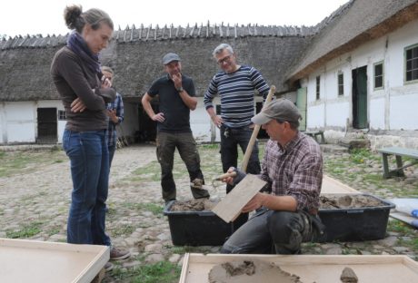 Lerbyggaren Markus Beskow berättar för seminariedeltagare om moderna putstekniker med lera. Foto: Viveca Ohlsson/Kulturen