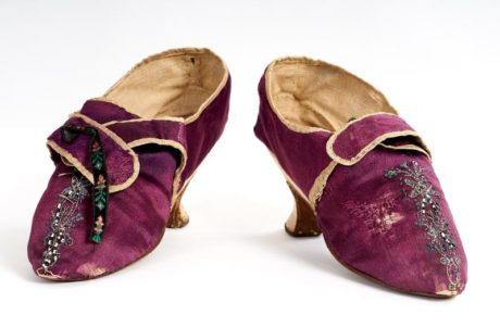 Sko från 1700-talet i violett siden med kanter av ljusgrått siden. Foto: Kulturen