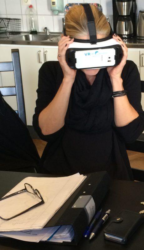 Pedagog Annika Mandahl testar VR-glasögon. Foto: Malin Pehrsson/Kulturen