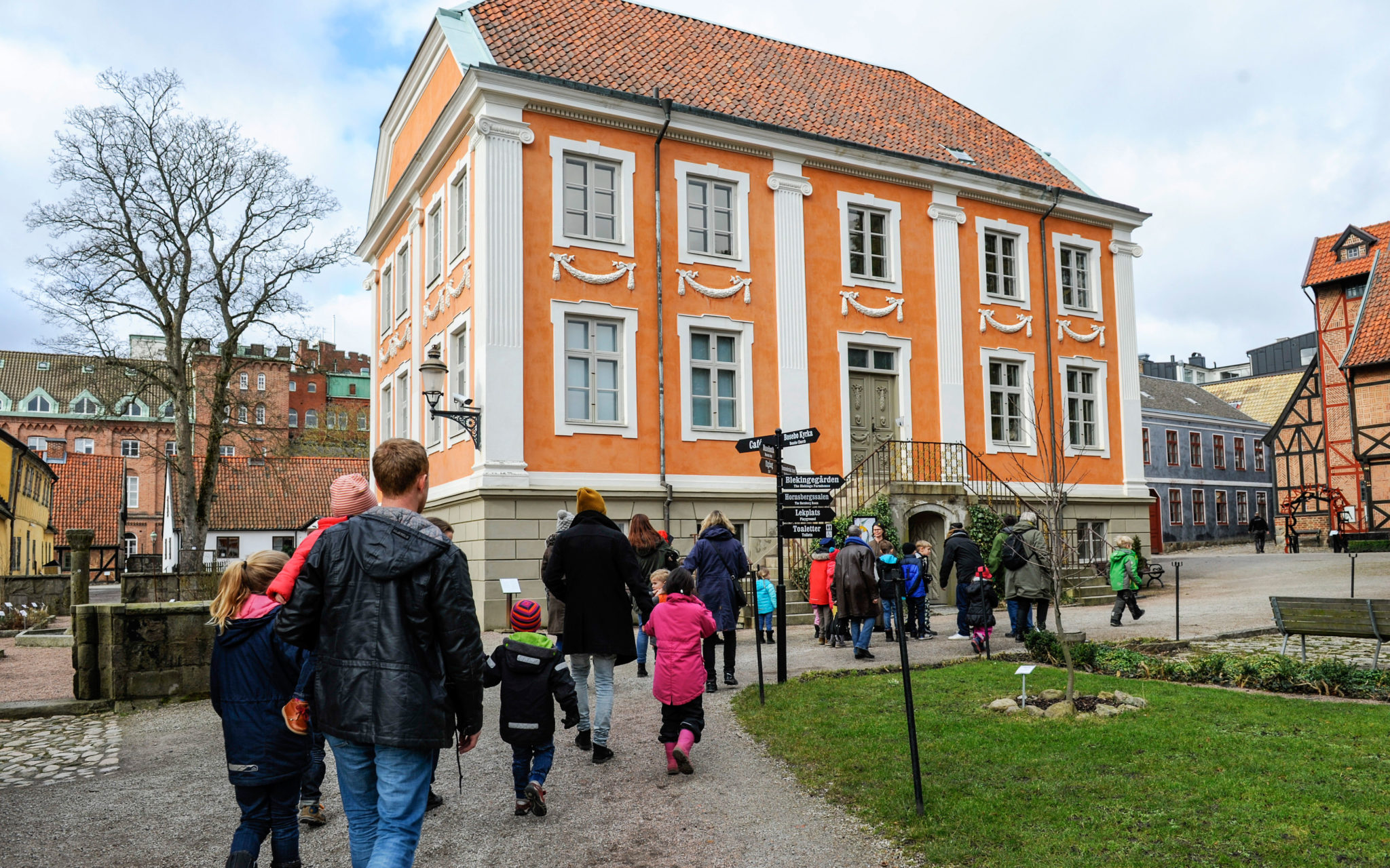 Barn och lärare i Kulturens friluftsmuseum