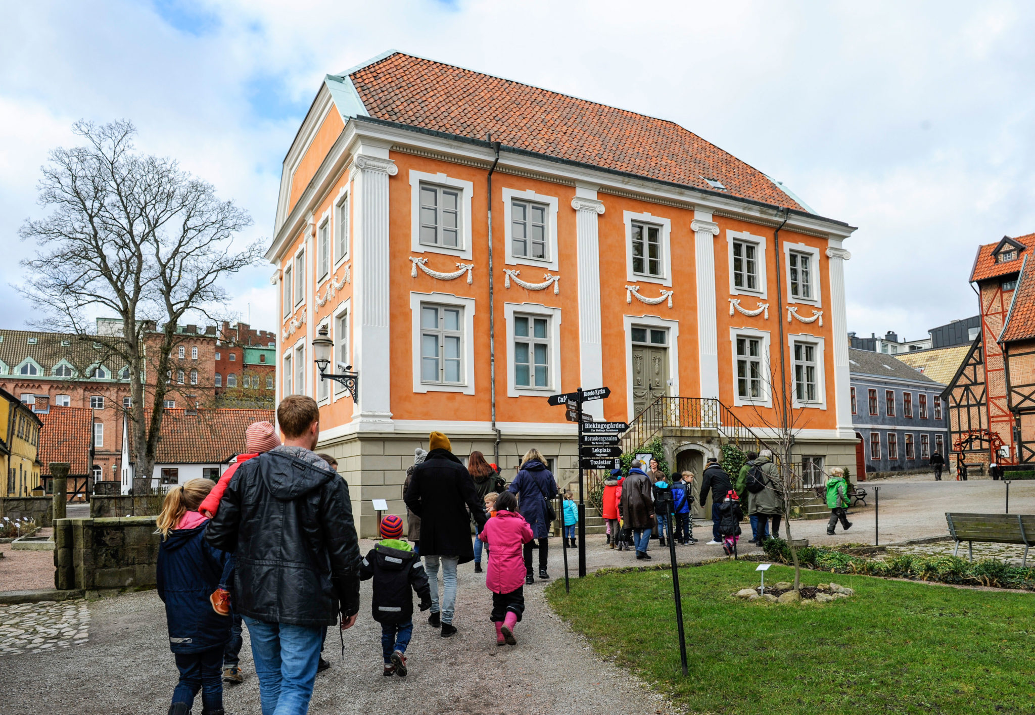 Barn och lärare i Kulturens friluftsmuseum
