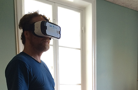 IT-tekniker Ivan Bakran provar VR-glasögon. Foto: Malin Pehrsson/Kulturen