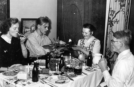 Familjen Andersson på Adelgatan 1 i Lund äter julmat. Deras hem finns bevarat på Kulturen i Lund och kallas nu Arbetarbostaden. Foto ur Kulturens samlingar.