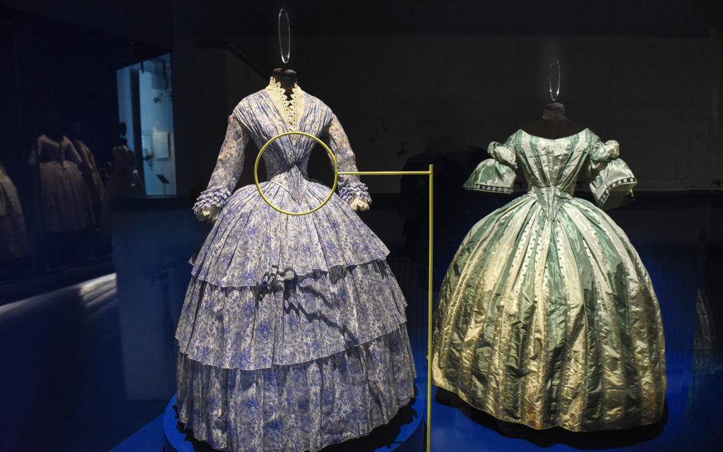 Klänningar från mitten av 1800-talet i utställningen "Uppklädd".