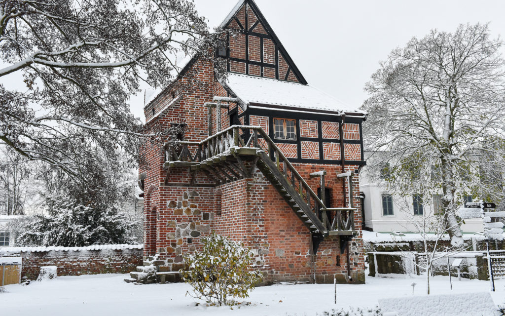 Dekanhuset i snöskrud.