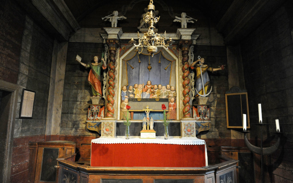 Altaret med altartavla snidad av Johan Ullberg på 1700-talet.