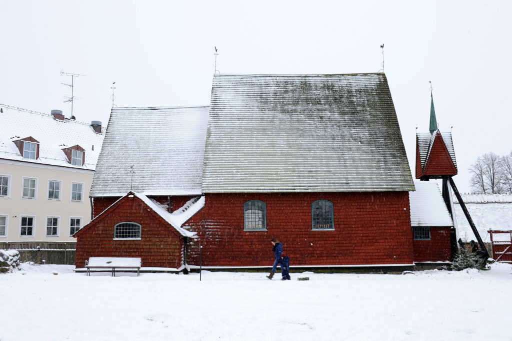 Bosebo kyrka en vinterdag.
