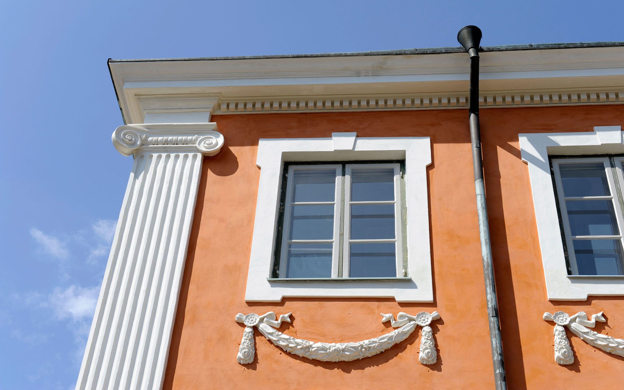 Här kan man se ett par av barockfasadens detaljer: bladfestonger under fönstren och en pilaster.