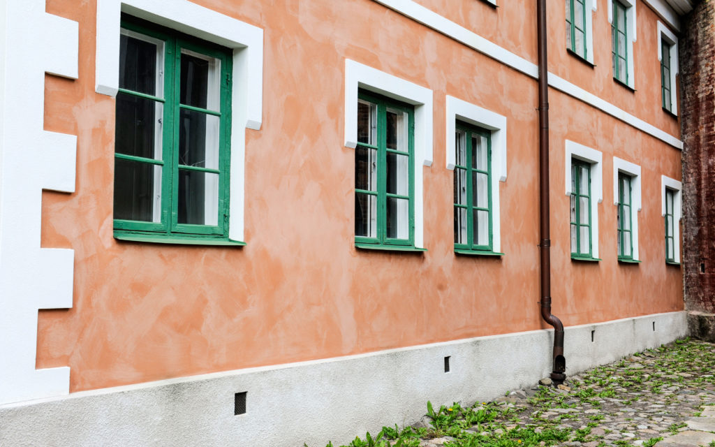 Schlyterska husets fasad mot stadskvarteret är en rekonstruktion av professor Schlyters hus på Mårtenstorget, som revs när Saluhallen byggdes.