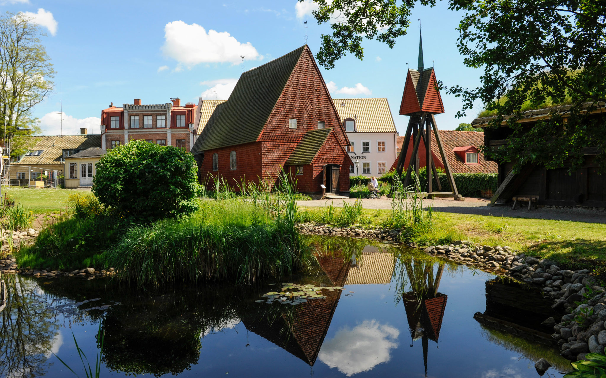 Bosebo kyrka med tillhörande klockstapel.