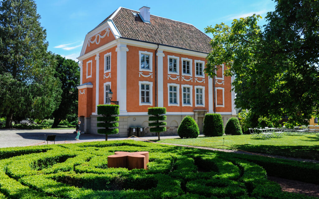 Herrehuset en sommardag.